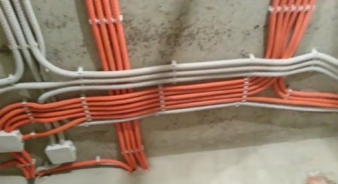 Монтаж электропроводки в гофрированных ПВХ трубах